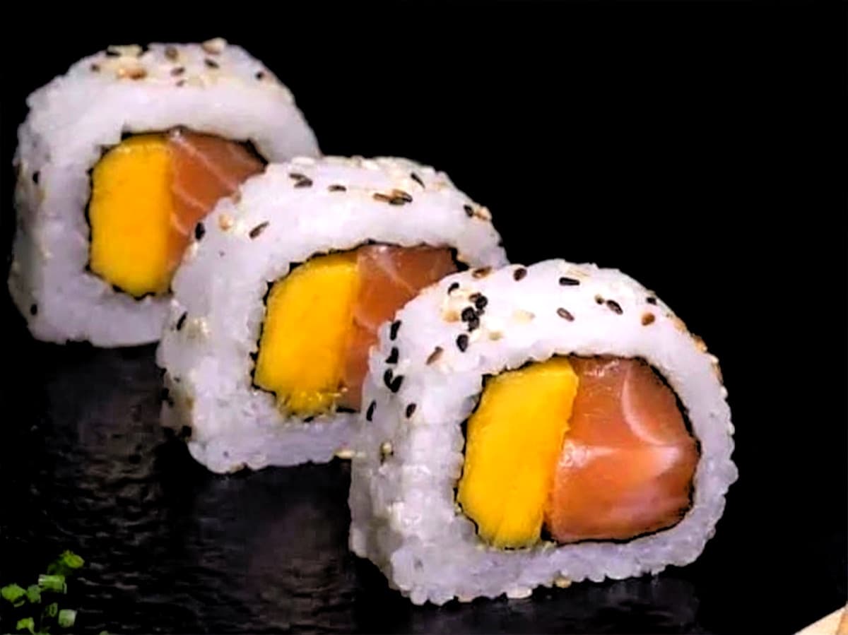 Uramaki de Salmão e Manga