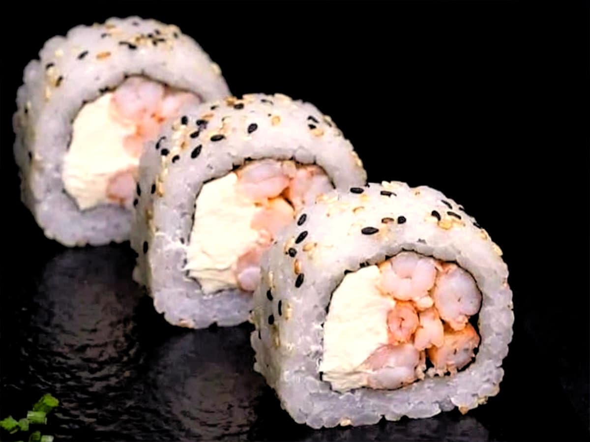 Uramaki de Camarão e Cream cheese