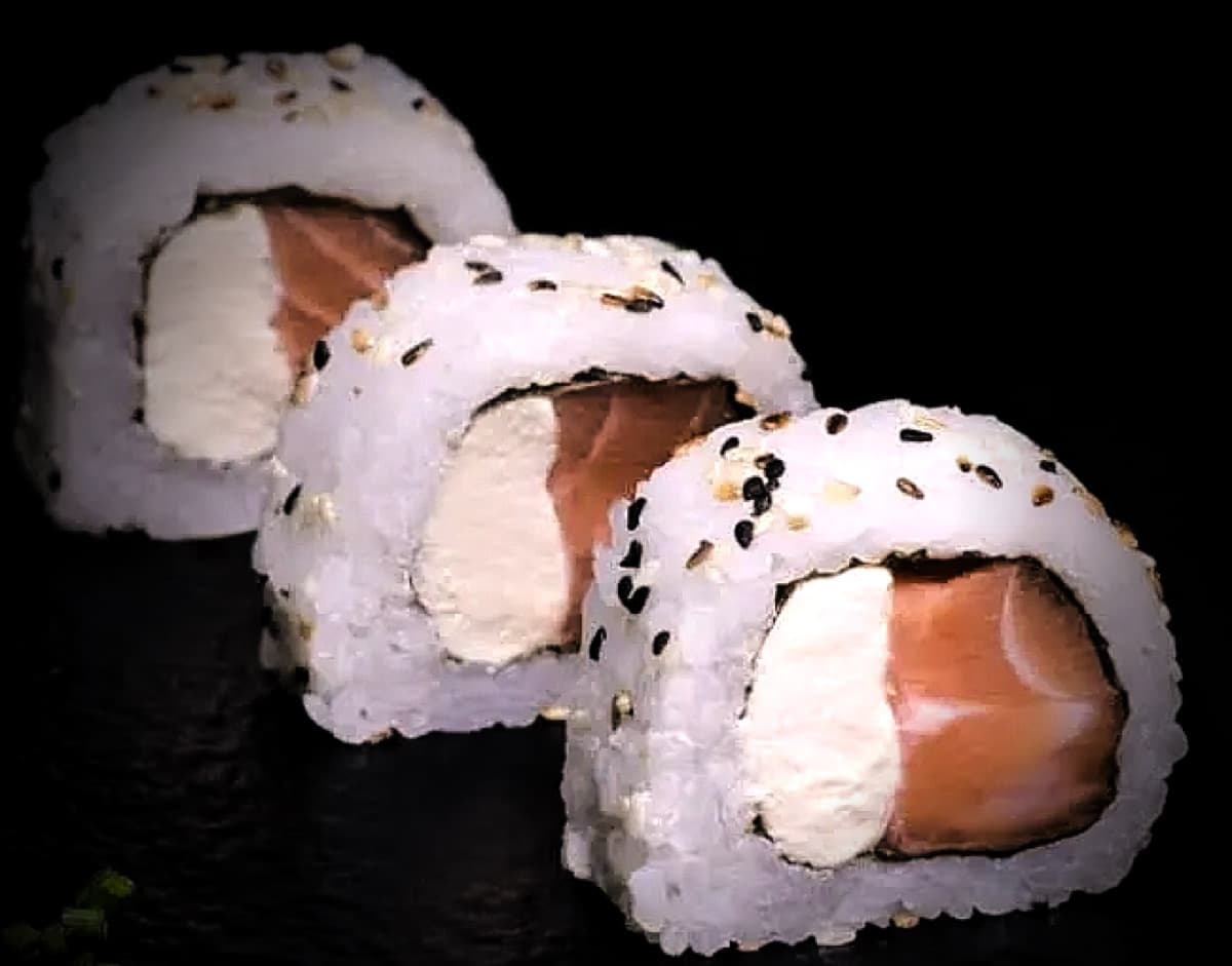 Uramaki de salmão e cream cheese